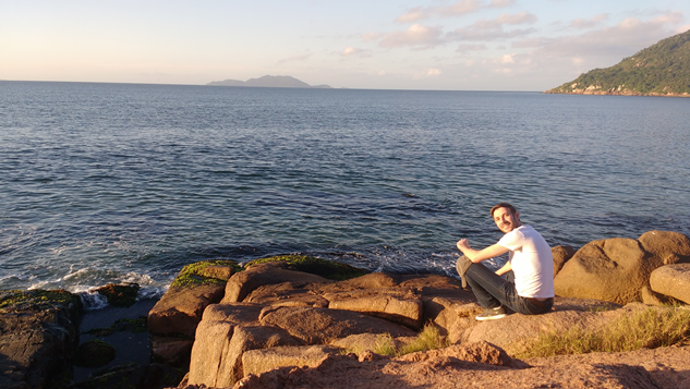 Sentado à beira mar em Florianópolis